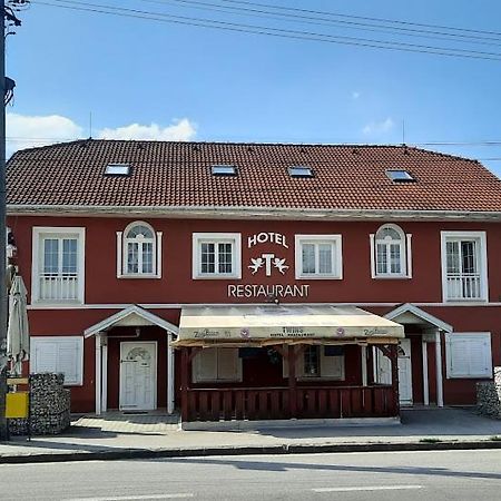 Twins Hotel Hurbanovo Ngoại thất bức ảnh