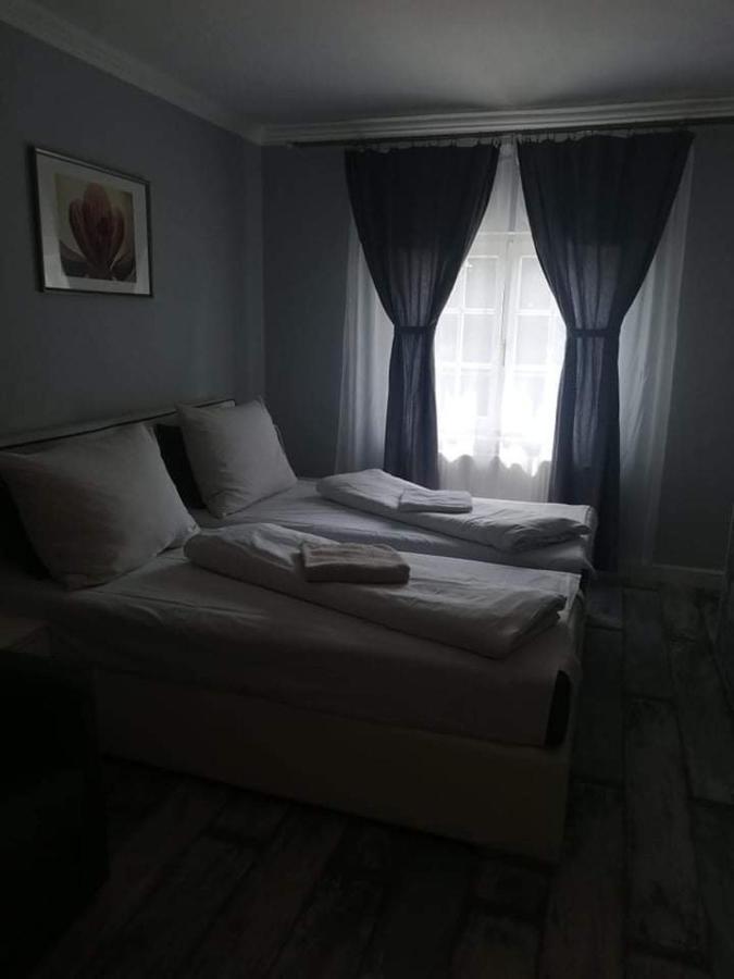 Twins Hotel Hurbanovo Ngoại thất bức ảnh