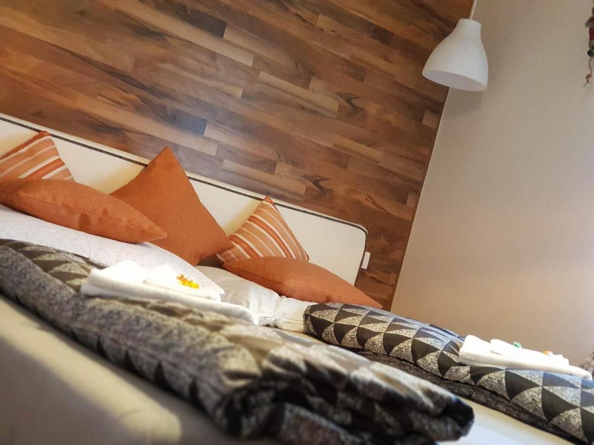 Twins Hotel Hurbanovo Ngoại thất bức ảnh