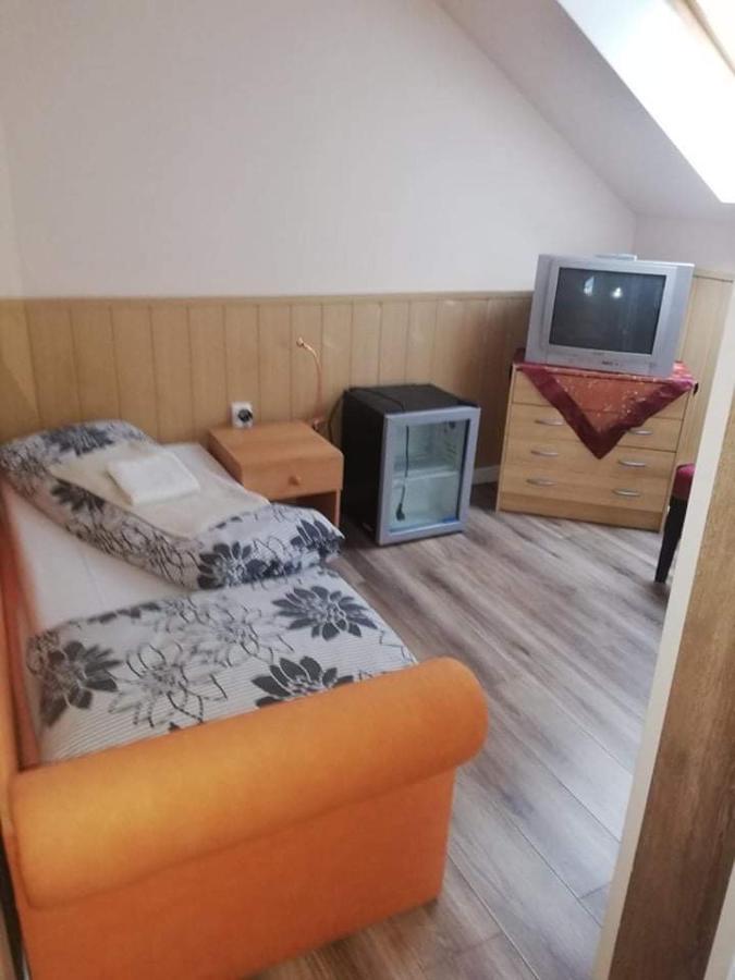 Twins Hotel Hurbanovo Ngoại thất bức ảnh